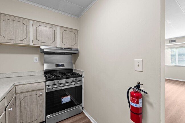 Foto del edificio - Quiet Norfolk Condo – Utilities & Parking ...