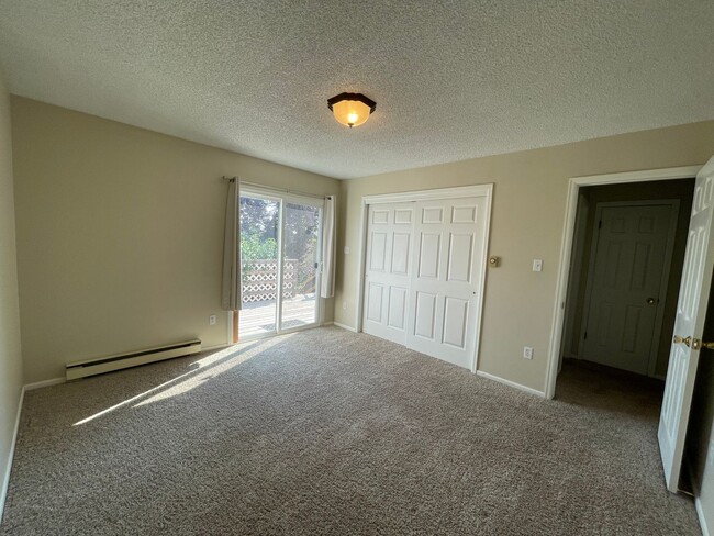 Building Photo - SUN VALLEY 2 BEDROOM, 2 BATHROOM TOWNHOUSE