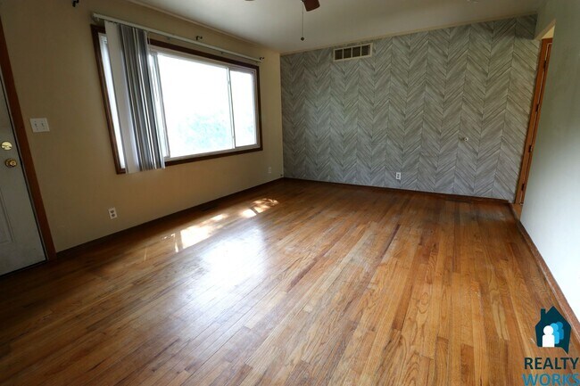 Building Photo - 3 Bedroom home in Wedgewood area