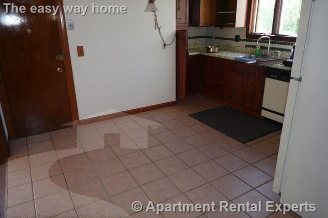 Building Photo - 569 Main St