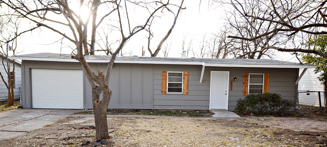 Building Photo - 1221 Crest Park Dr