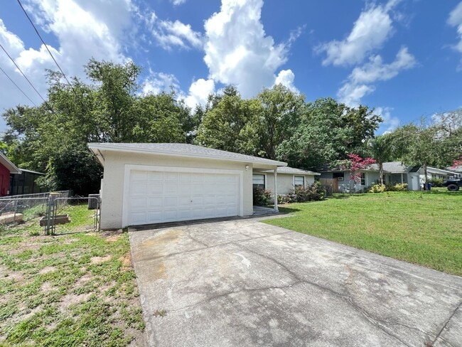 Building Photo - Beautiful 3B/2B Home in Minneola!