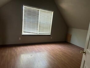Building Photo - 10915 Shady Oaks Dr