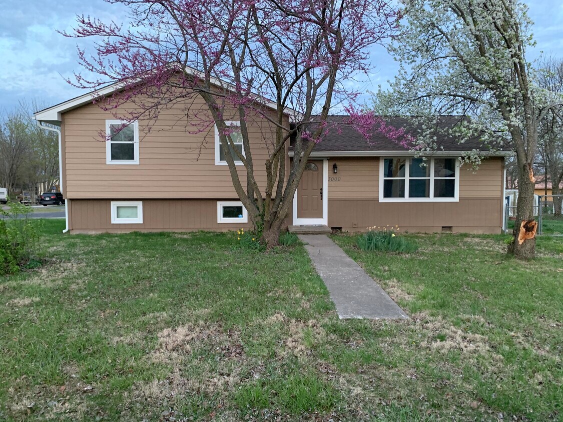 Primary Photo - 3000 Maplewood Cir