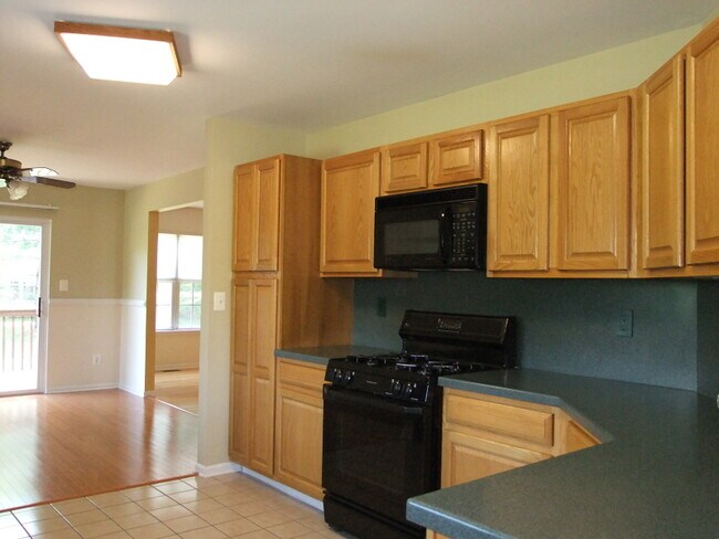 Building Photo - 12 Roxiticus Ct