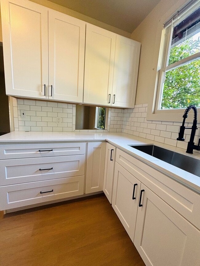 Building Photo - 2 BD / 1 BA Main level unit in 1913 Roosev...