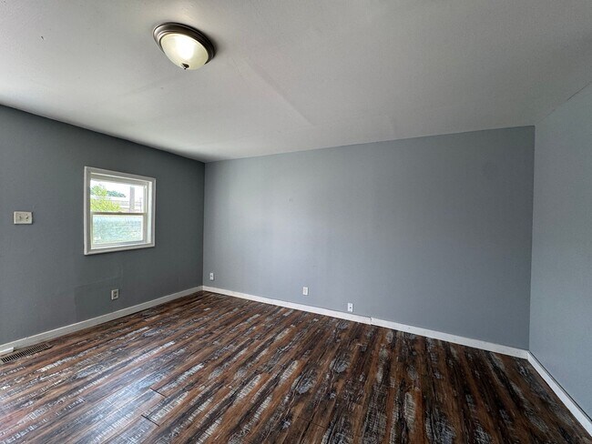 Foto del edificio - Fountain Square 2 Bed 1 Bath with large backyard.