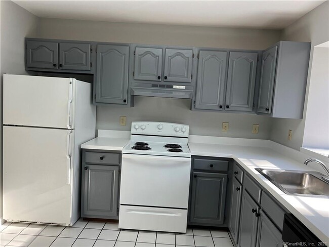 Building Photo - 41 Tamarack Ave