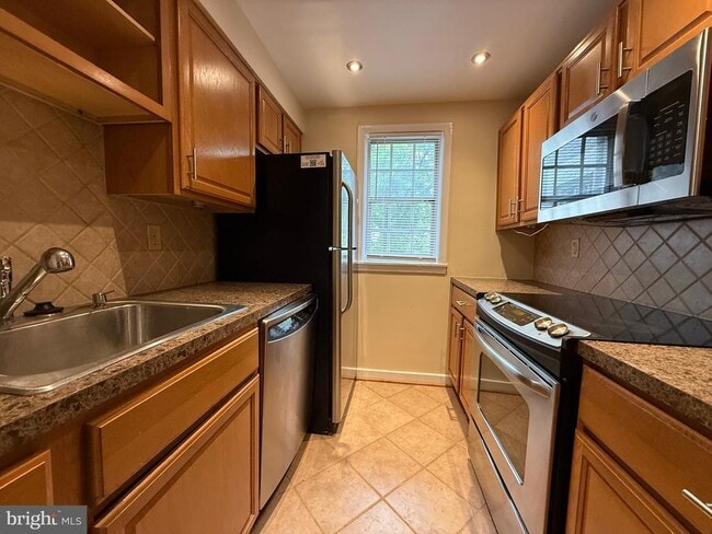 Building Photo - 806 S Arlington Mill Dr