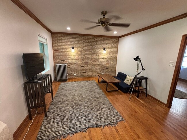 Building Photo - Modern Rogers Park 1 Bed Apartment