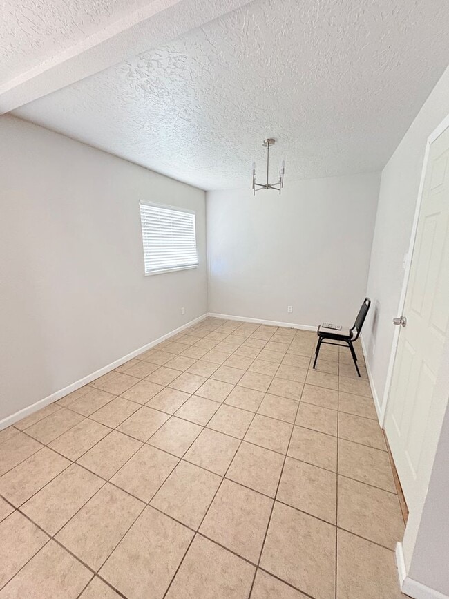Building Photo - 907 W Coal Ave