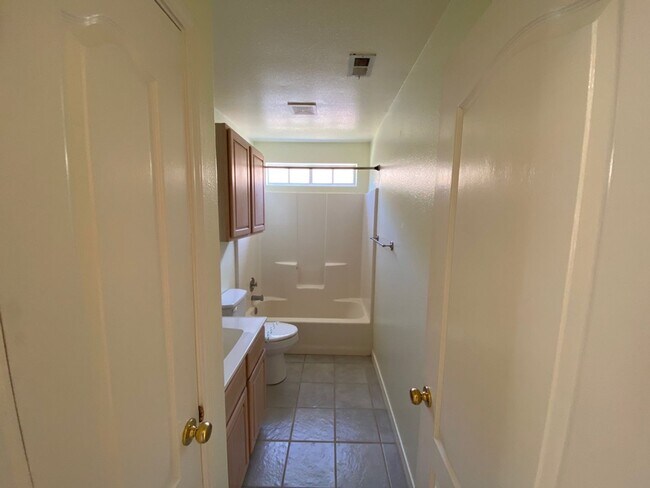 Foto del edificio - 15606 Finistere St