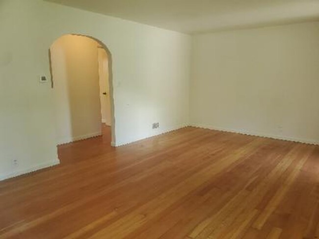 Foto del edificio - STUDENTS WELCOME! 4 Bed 2 Bath House 1 Blo...