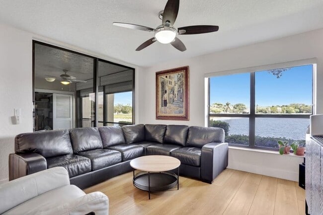 Building Photo - 2850 Carambola Cir S