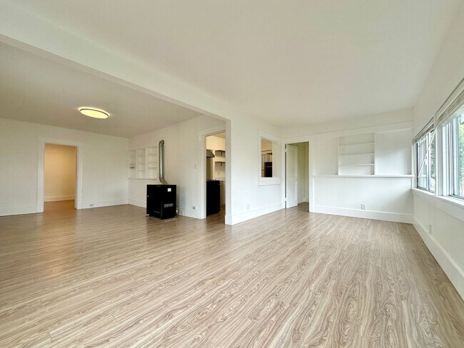 Building Photo - 412 35th Ave S