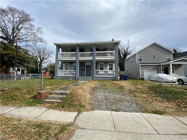 Foto del edificio - MOVE IN READY 4 Bedroom in the Heart of Portsmouth!