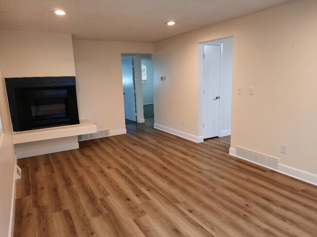 Foto del edificio - 8150-8152 Ames Way