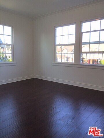 Building Photo - 2952 1/2 Normandie Ave
