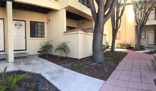 Building Photo - 30 Washington Square Dr