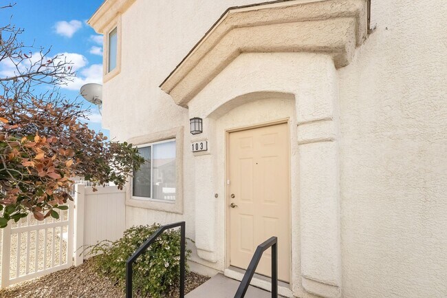 Building Photo - Modern Mountain’s Edge Townhouse with Community Amenities!