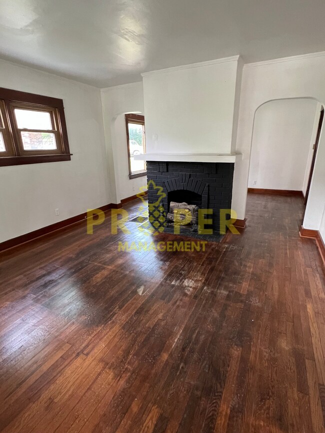 Building Photo - 2 bedrooms 1 bathroom house for rent