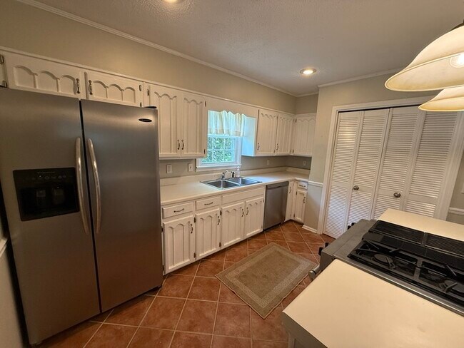 Building Photo - 5556 Hunters Hill Rd