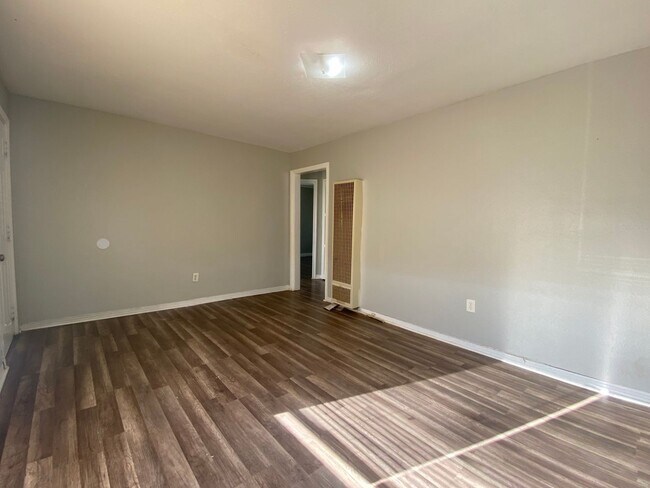 Building Photo - 2 bed 1 bath now available near Chatman Park
