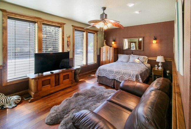 Building Photo - Safari Suite: Cozy, Downtown Jacksonville, First Floor $300 Utility Fee