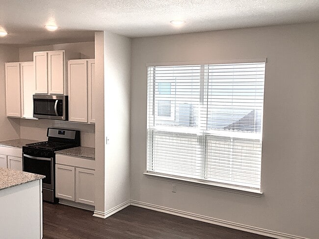 Building Photo - 469 Pebble Bend