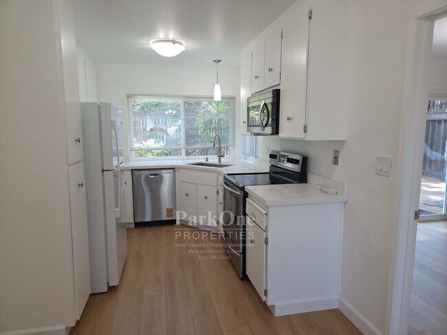 Foto del edificio - Spacious and Updated Heather Farms Townhome for Lease