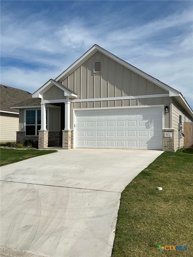 Building Photo - 812 La Parra Bend