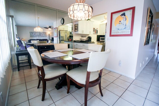 Building Photo - 1027 Lyndhurst I