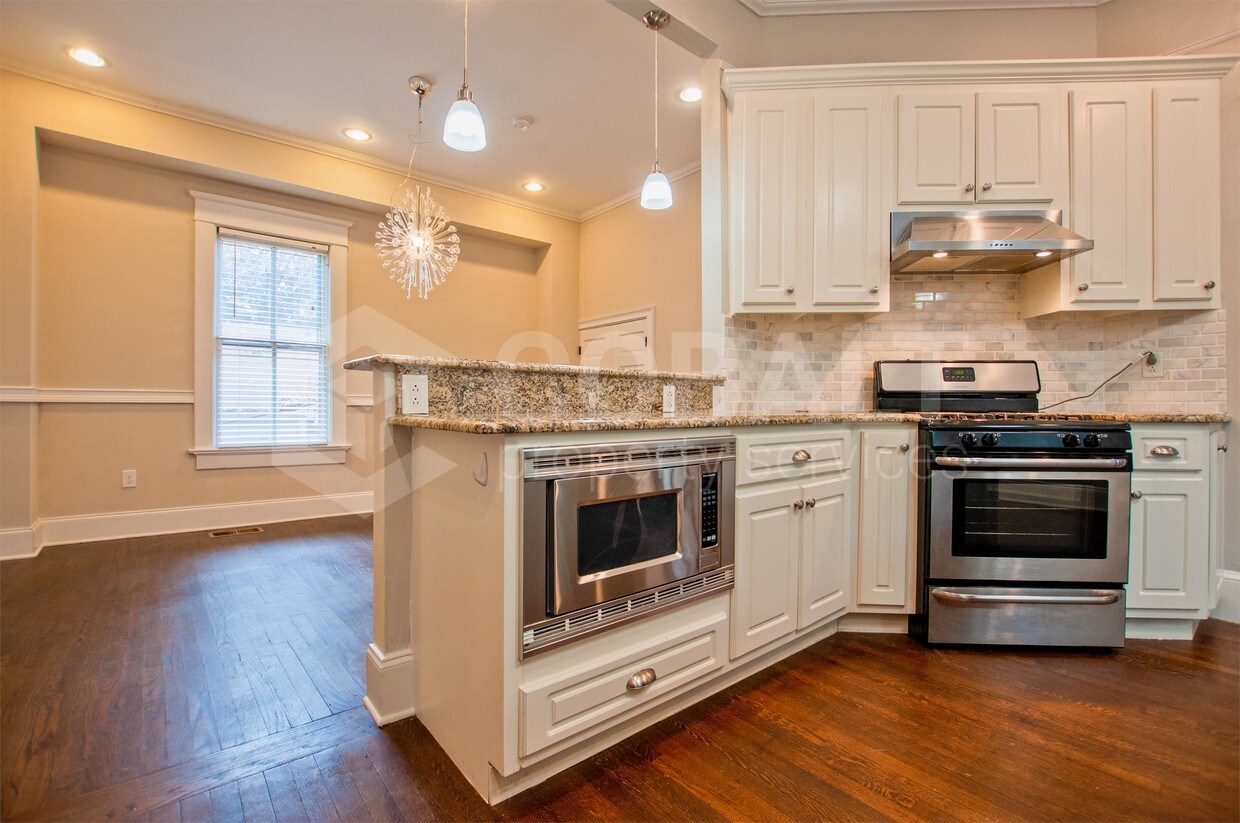 Foto principal - 935 Greenwood Ave NE