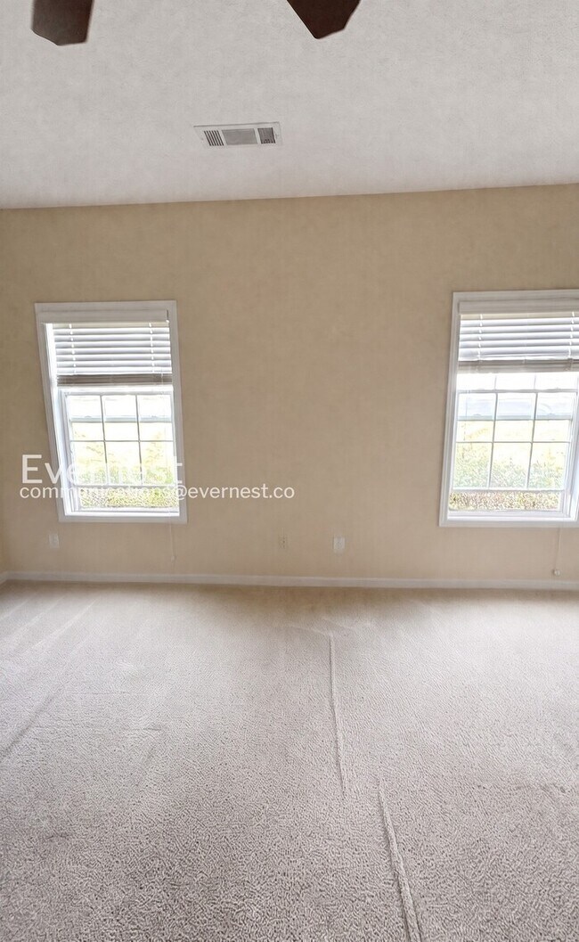Foto del edificio - 3 Bed, 2.5 Bath Home with Off-Street Parking / Pet-Friendly / Coming Soon!