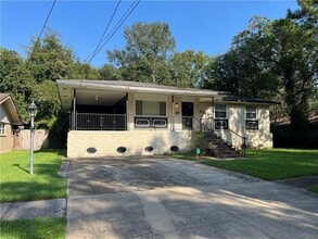Building Photo - 2135 Middle Dr