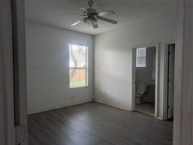 Building Photo - 3 bedroom, 2 bath home in great location i...
