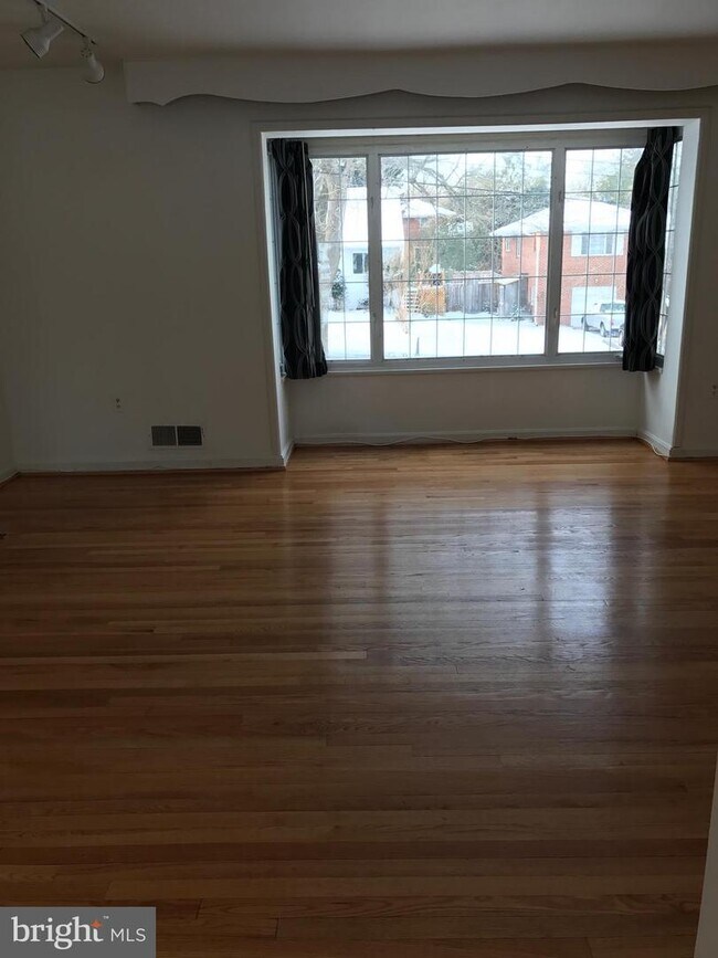 Foto del edificio - 9229 E Parkhill Dr