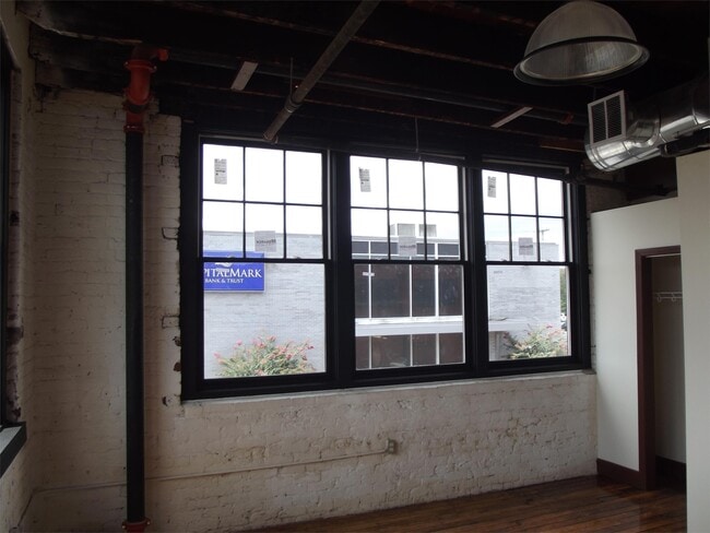 Building Photo - 125 Inman St E