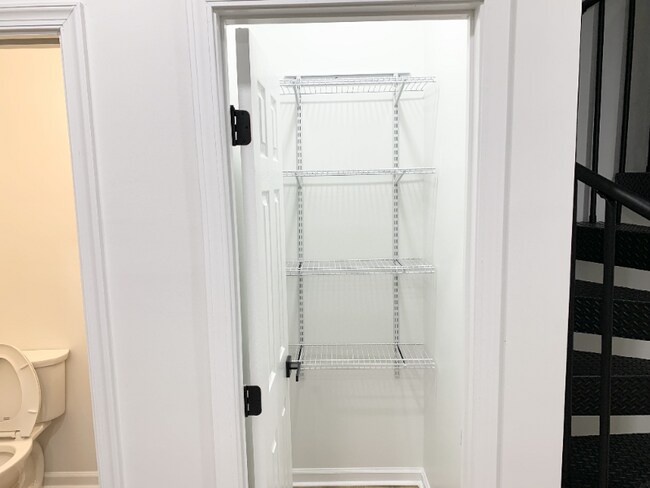 Building Photo - 1600 S Charles St