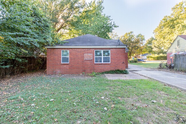 Building Photo - 586 Sharon Dr