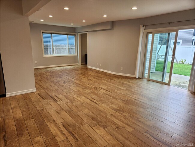 Foto del edificio - 827 E Park Ave