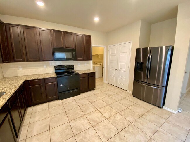 Foto del edificio - *Move-In Special* Spacious 4 Bedroom/Loft Area ~ Convenient to JBSA Randolph AFB or JBSA Lackland...