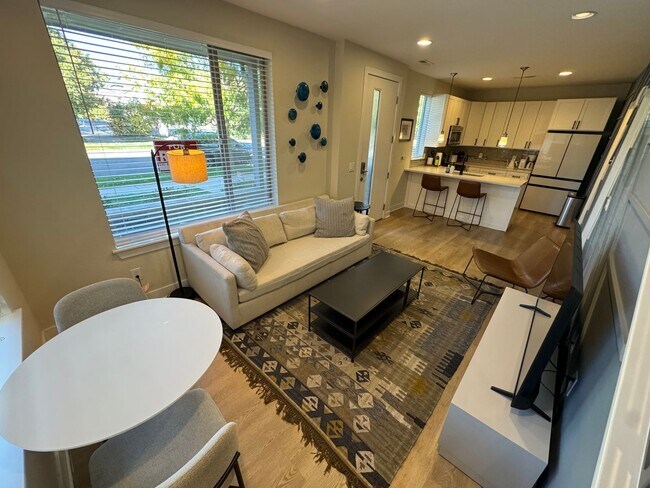 Foto del edificio - Stunning Townhome In Jefferson Park