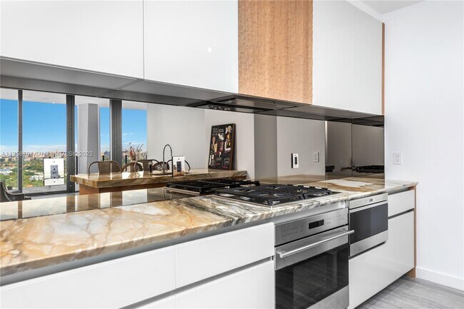Foto del edificio - 2831 S Bayshore Dr