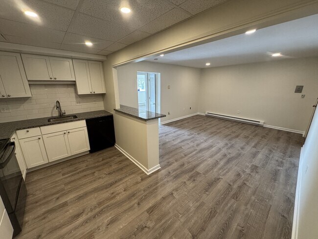 Building Photo - 106 Broad St