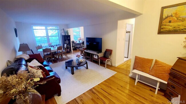Foto del edificio - 66-15 Thornton Pl