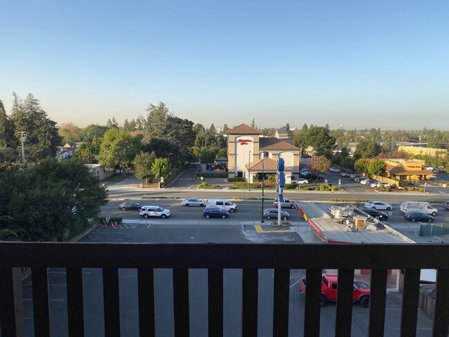 Foto del edificio - 921 Fletcher Ln