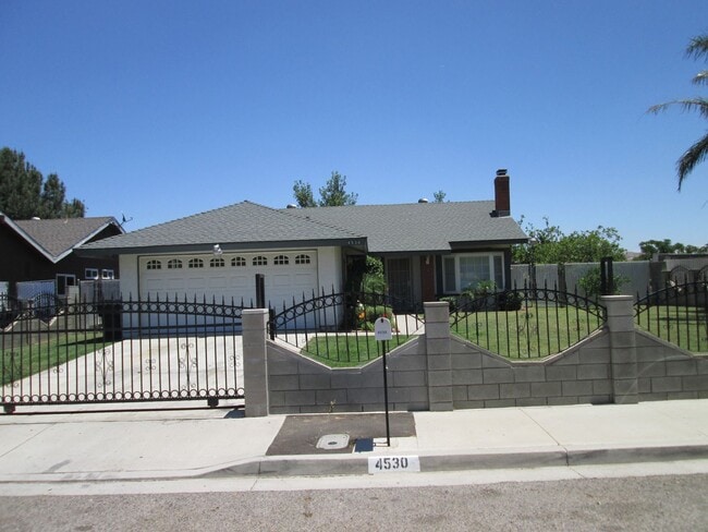 Building Photo - 3 BEDROOM 2 BATH HOUSE WITH 2 CAR GARAGE $...