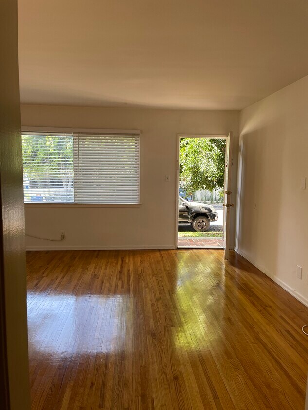 Primary Photo - 8561 Colgate Ave