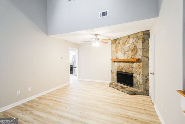 Foto del edificio - 215 Woodland Ridge Cir